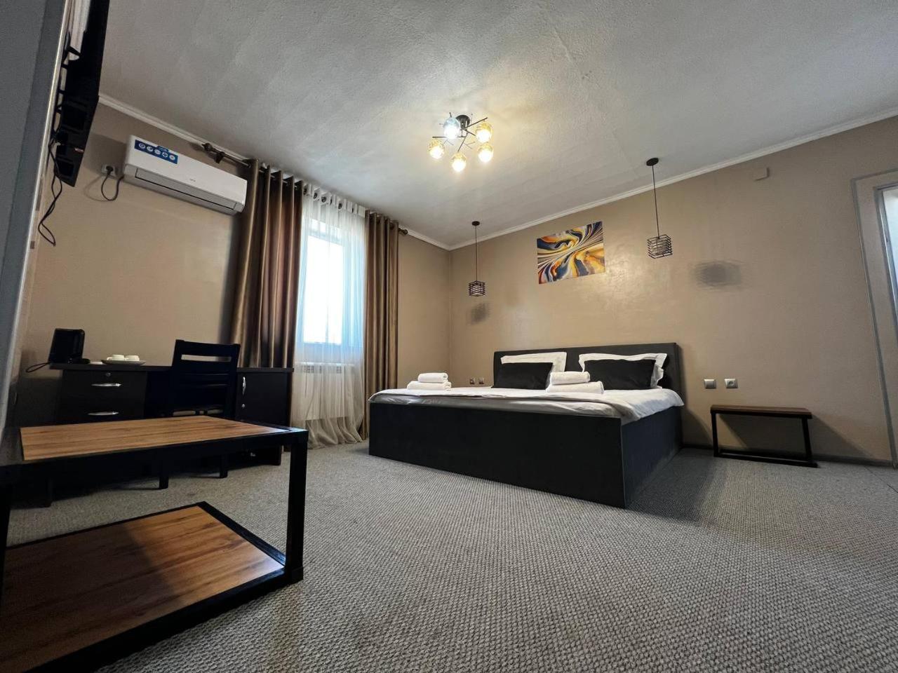 Ave Hotel Osh Luaran gambar